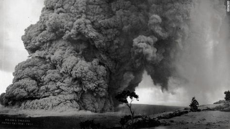 Volcanic ash and rock rise from Kilauea during an eruption during the 1920s. Halifax Explosion, Kilauea Volcano, Vesuvio Napoli, Napoli Italy, Earth Wind & Fire, Rare Historical Photos, Hawaii Volcanoes National Park, Hawaii Volcano, Abandoned Ships