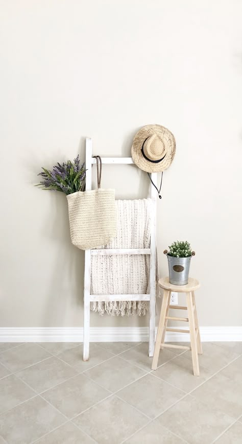 Ladder Decor Bedroom, Ladder Styling, Vintage Ladder Decor, Blanket Ladder Decor, Tall Wall Decor, Bamboo Ladder, Diy Farmhouse Ideas, Diy Outdoor Seating, Shed Decor