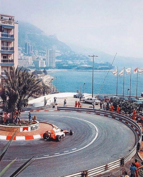 9,430 Likes, 67 Comments - The Traveling Gentleman (@travelinggentleman) on Instagram: “Race day! 🏁 The first Formula One race of the season has started. Anyone else watching? This is…” Perjalanan Kota, Aryton Senna, Grand Prix Posters, Mclaren Formula 1, F1 Wallpaper Hd, F1 Driver, Formula 1 Car Racing, Mclaren Mp4, F1 Poster