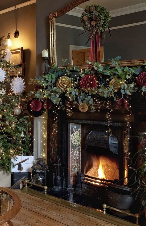 Aestethic Christmas Decoration, Christmas Beams Decor, Georgian Christmas Decorations, Victorian House Christmas Decorations, Moody Maximalist Christmas, Pub Christmas Decorations, Old World Christmas Decor, Victorian Christmas Decor, Creative Christmas Tree Ideas