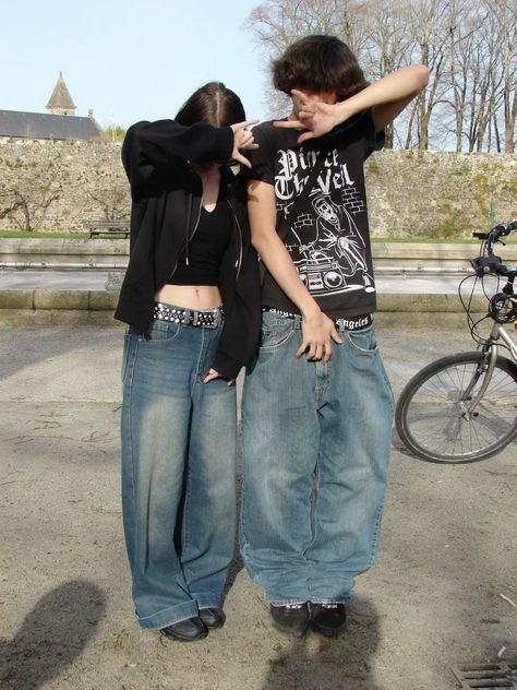 Parejas Y2k, Skater Bf, Skater Couple, Y2k Couple, Emo Couple, Thrift Fits, Emo Couples, Baggy Outfit Ideas, Grunge Couple