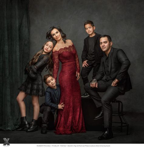 Famous Family Portraits, Sophisticated Family Photos, Formal Family Portrait Poses, Legacy Family Portraits, Cool Family Portraits, Photoshoot Poses Studio Portrait Ideas, Fancy Family Pictures, Family Portrait Photoshoot, Formal Family Photoshoot Ideas