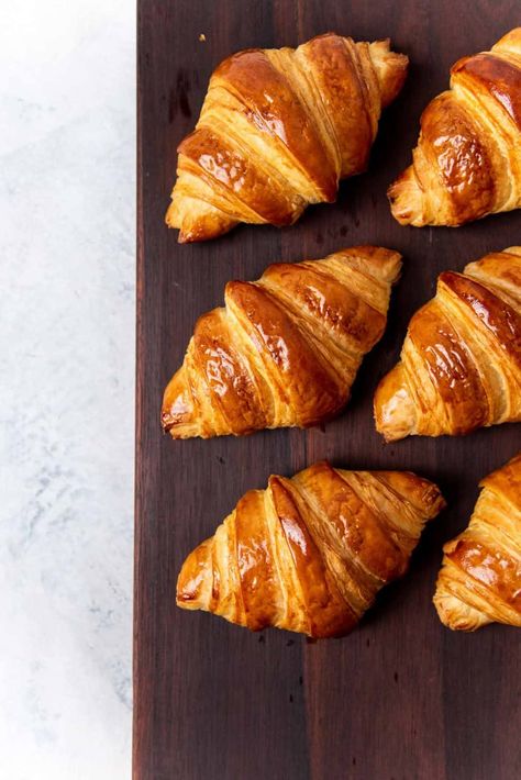 Homemade French Croissants (step by step recipe) - The Flavor Bender Crossiant Recipes Easy, Crissonts Recipe, Easy Croissant Recipe, Crossiant Recipes, Crossant Recipes, French Croissants, Making Croissants, French Croissant, Butter Croissant