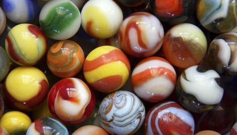 What Are My Marbles Worth? Illusional Art, Display Collections, Antique Marbles, Vintage Marbles, Marble Price, Marble Games, Shabby Chic Dresser, Fun Photos, Glass Designs