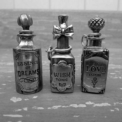 Bottle Upcycle, Super Sculpey, Small Ideas, Halloween Potions, Bottle Ideas, Altered Bottles, Witchy Stuff, Potion Bottle, Bottles And Jars