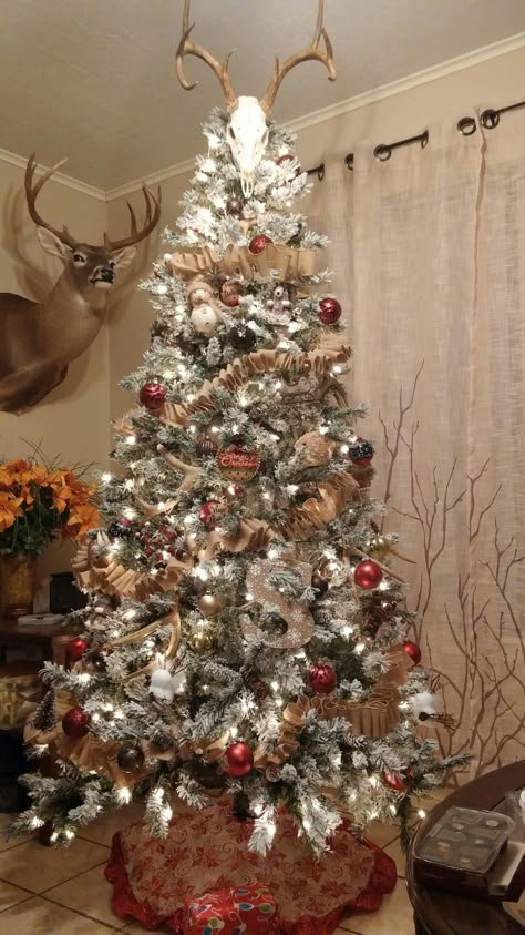 Man Cave Christmas Tree Ideas, Christmas Tree Hunting Theme, Antlers In Christmas Tree, Christmas Tree Ideas Rustic Farmhouse, Christmas Decorations With Antlers, Christmas Tree Decorations Western, Deer Hunting Christmas Tree Ideas, Rustic Deer Christmas Tree, Antler Christmas Tree Decorations