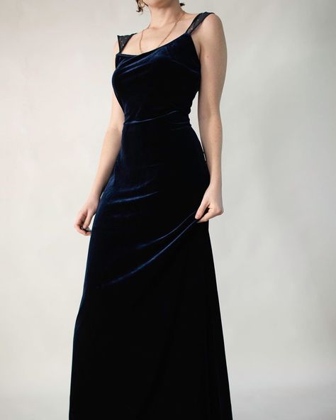 Velvet Navy Blue Dress, Vintage Dark Blue Dress, Dark Blue Vintage Dress, Velvet Dress Aesthetic, Dark Blue Prom Dress Long, Velvet Navy Dress, Blue Velvet Dress Long, Blue Velvet Prom Dress, Midnight Blue Prom Dresses