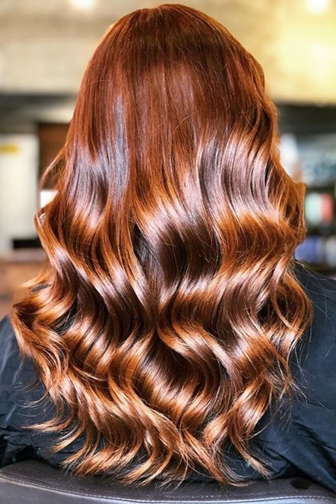 If you ever thought that a hair glaze and a gloss were interchangeable salon terms—you’re not alone. But, they’re actually not! Glaze On Brown Hair, Red Hair Glaze, Amber Hair Color, Different Shades Of Red Hair, Halle Hair, Hair Color Gloss, Amber Hair Colors, Apple Cider Hair, Light Auburn Hair Color