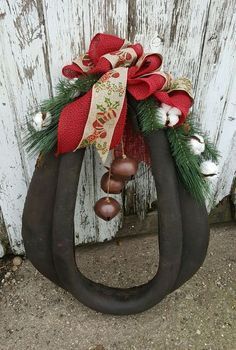 Horse Christmas Tree, Horseshoe Ornaments, Horseshoe Christmas Tree, Western Christmas Decorations, Horseshoe Christmas, The Roof Of The House, Western Wreaths, Cotton Bolls, Chirstmas Decor