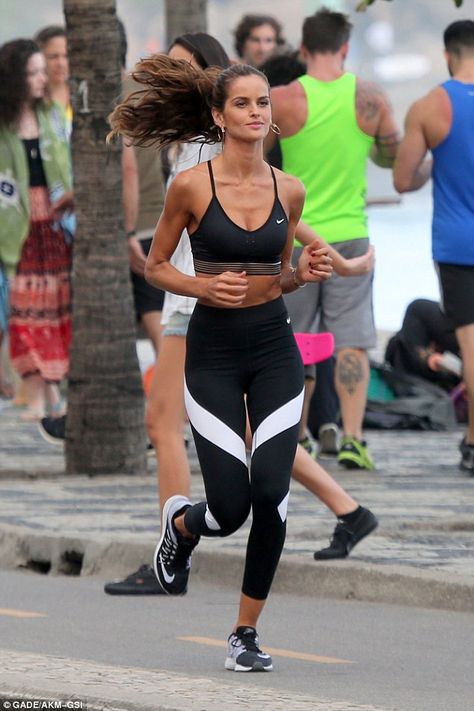 Working it: Her abs flexed as she ran along the coastline with a smile on her face Isabelle Goulart, Prep Smoothies, Freezer Prep, Workout Outfits For Women, Face Fitness, Moda Academia, Cow Boys, Estilo Fitness, Izabel Goulart