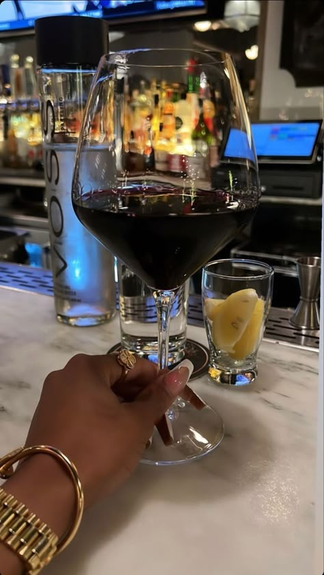 Classy Drinks, Restaurant Pics, Black Femininity Aesthetic, Faceless Pics, Board Themes, Black Girls Luxury Lifestyle, Femininity Aesthetic, Faceless Content, Pretty Alcoholic Drinks