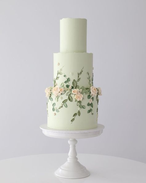 Zoë Clark Cakes on Instagram: “Sage green love! Made with Italian Meringue buttercream and palette knife painting and piping techniques. Would you like to learn how?…” Palette Knife Cupcake Decorating, Simple Wedding Cake Sage Green, Classic Cake Designs, Pretty Cake Designs, Sage Green Wedding Cake, Sage Green Cake, Palette Knife Cake, Mint Green Wedding Cake, Amazing Cake Ideas