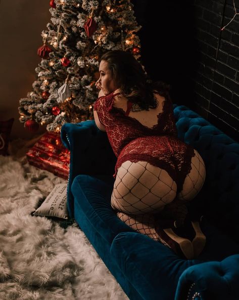 Bouidor Christmas Photography, Christmas Budoir Ideas, Christmas Budiour Photos Plus Size, Christmas Budiour Photoshoot, Budoir Photography Christmas, Christmas Boudier Pics, Maternity Boudiour Photoshoot Christmas, Diy Boudiour Photoshoot Christmas, Christmas Bouidor Photography Ideas