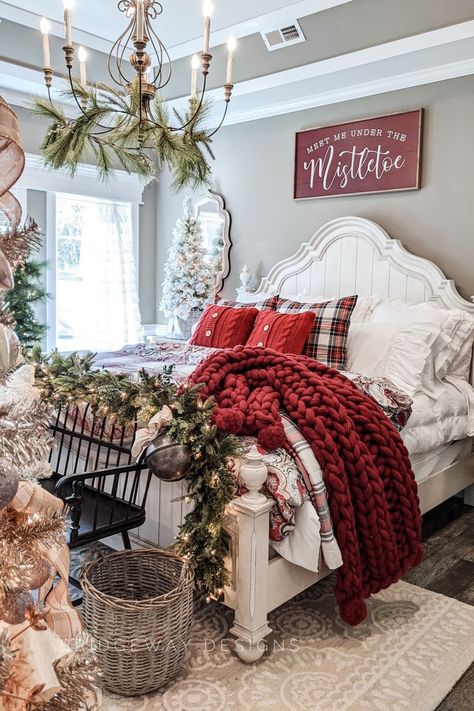 Christmas Bedrooms, Holiday Bedroom Decor, Holiday Bedroom, Cozy Christmas Decor, Casa Country, Christmas Board, Christmas Decor Inspiration, Christmas Bedding, Christmas Interiors