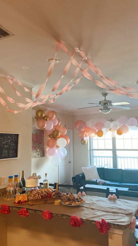 birthday brunch decor Brunch House Party, Homecoming Brunch Decorations, 21 Brunch Birthday, Homecoming Brunch Ideas, Aesthetic Brunch Ideas, Hoco Brunch Ideas, Hoco Morning Brunch, Outside Brunch Party Decor, Hoco Breakfast