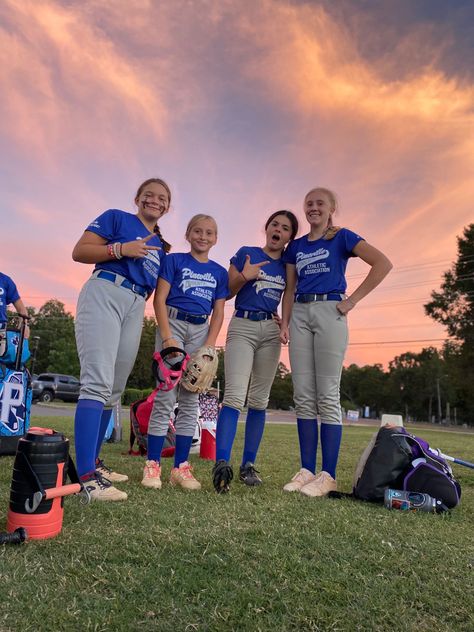 Softball Poses With Friends, Softball Best Friend Pictures, Softball Friends, 12u Softball, Couple Goal Baseball Softball, Women’s Softball, Softball Pics, Softball Photos, Softball Drills