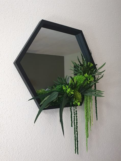 Diy Plant Mirror, Plant Frame Wall Decor, Salon Organization Ideas, Plant Mirror, Decorated Mirror, Greenery Centerpiece, Moss Decor, Crafty Decor, Floral Mirror