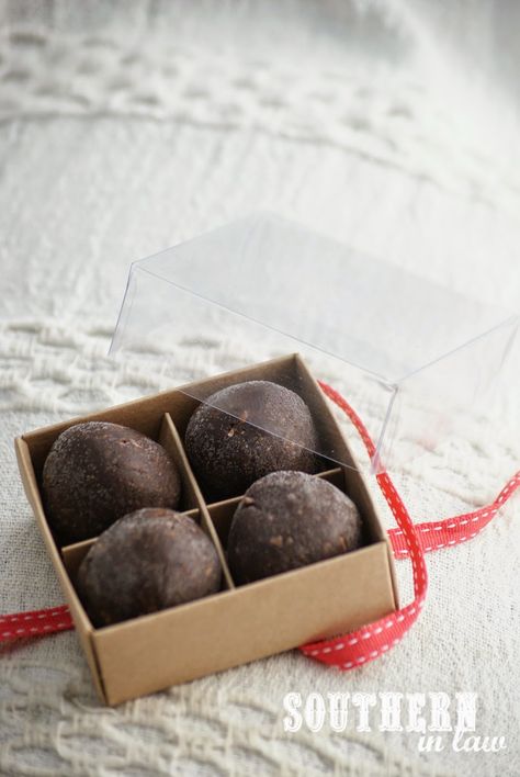 How to Package Homemade Chocolates for Gifting - Easy Homemade Chocolate Gift Ideas How-To - Homemade Chocolate Truffles Recipe Treats For Gifts, Chocolate Truffles Packaging, Diy Truffles, Homemade Chocolates, Homemade Chocolate Truffles, Homemade Truffles, Truffle Boxes, Truffle Gift, Chocolate Packaging Design