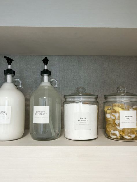 Laundry Room Organization Aesthetic, Laundry Supply Storage, Organization Ideas Laundry Room, Simple Laundry Room Organization, Minimal Laundry Room Organization, Utility Room Decor Ideas, Small Laundry Room Accessories, Organised Laundry Room, Laundry Apartment Ideas