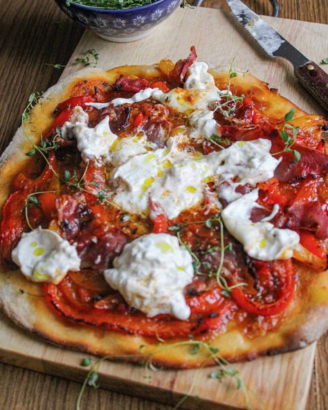 Recette de pizza au prosciutto et burrata Flatbread Topping Ideas, Flatbread Toppings, Mozzarella Pizza, Tomato Mozzarella, Sliced Tomato, Pizza Recipe, Child Friendly, Pizza Dough, Flatbread