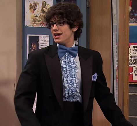 Robby From Victorious, Robbie Shapiro Icons, Male Movie Characters, Robbie Victorious, Robbie Shapiro, Nerdy Men, Logan Reese, Matt Bennett, Beck Oliver