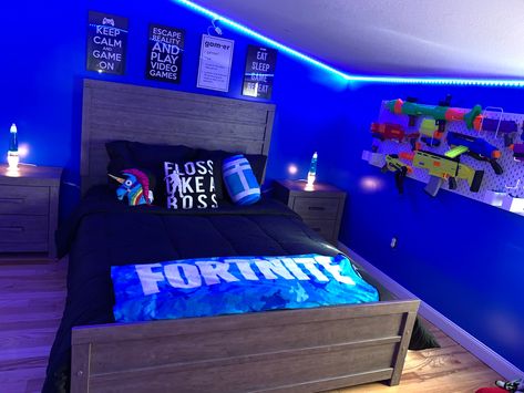 Fortnite bedroom for boys. Boys Gaming Bed, Gamer Wall Decor Ideas, Game Room Black Wall, Gaming Room Theme Bedroom, Games Room Boys, Gaming Bedroom Theme, Teen Room Bedding, Workout Room Bedroom, Boys Room Lights