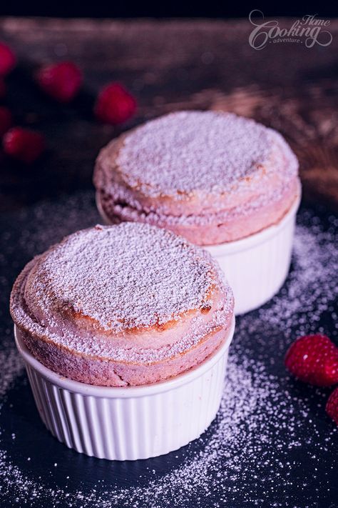 Raspberry Soufflé Raspberry Souffle Recipes, Dessert Souffle Recipes, Souflee Recipes, Souffle For Two, Blueberry Souffle, Vanilla Souffle Recipes, Raspberry Souffle, Souffle Recipes Easy, Strawberry Souffle