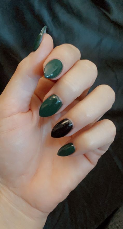 Black And Forest Green Nails, Simple Black And Green Nails, Black And Dark Green Nails Acrylic, Black And Green Nails Short, Short Oval Nails Acrylic Dark Green, Dark Green And Black Nails Short, Black And Dark Green Nails, Green And Black Nails Acrylic, Dark Green And Black Nails