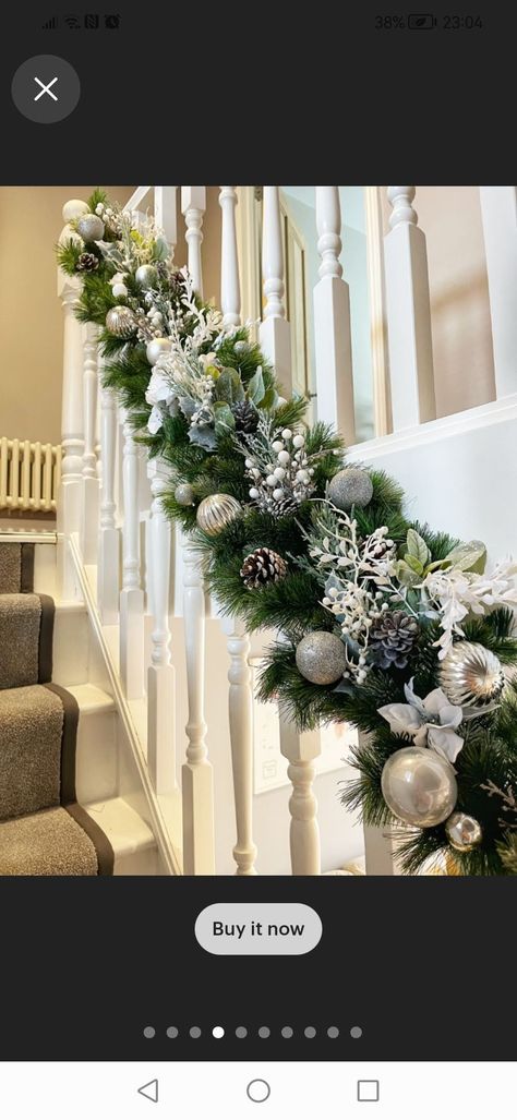 White Garland Christmas Decor, White Christmas Staircase Decor, Decorated Garland For Christmas, Christmas Silver Decorations, Stairs Decoration Christmas, Christmas Decoration For Stairs, Christmas Stairs Garland, Garland Decor Ideas Christmas, Christmas Decor On Stairs