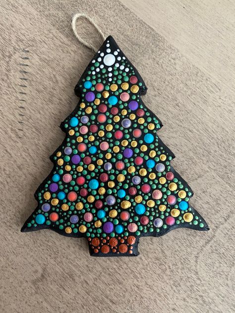 Tree Dot Art, Dot Christmas Ornaments, Dotted Ornaments, Dot Ornaments, Dot Mandela, Mandala Ornaments, Mandala Christmas, Painted Christmas Tree, Wood Christmas Decorations