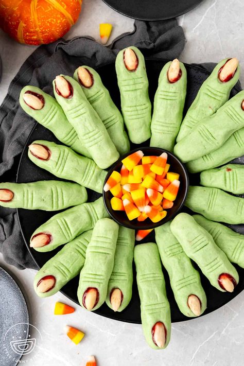 Spooky Halloween Witch Finger Cookies are the most delicious Halloween party treat, with raspberry blood and almond fingernails. Halloween Finger Cookies Recipe, Witches Fingers Cookies, Almond Finger Cookies, Halloween Finger Cookies, Gross Halloween Foods, Halloween Taco Dip, Easy Halloween Cookies Recipes, Scary Halloween Food, Witch Finger Cookies