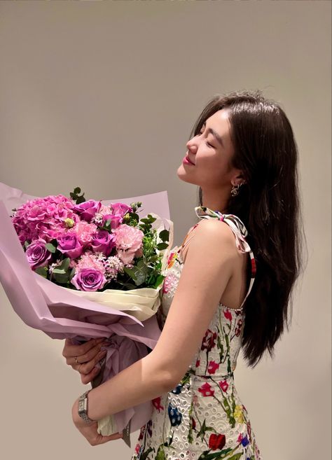 Poses While Holding Flowers, Poses Ideas With Flowers, Bouquet Holding Pose, Poses With Bouquet Instagram, Photo Ideas With Flower Bouquet, Photos Ideas With Flowers, How To Pose With Bouquet Of Flowers, Photo Shoot Poses With Flowers, Aesthetic Pics With Flowers