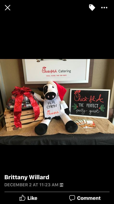 Chick Fil A Christmas Tree, Chick Fil A Christmas Gift, Chick Fil A Trunk Or Treat Ideas, Chick Fil A Christmas, Christmas Chicken Coop Decor, Whoville Christmas Decorations, Holiday Dining Room, Fall Carnival, Best Gift Baskets