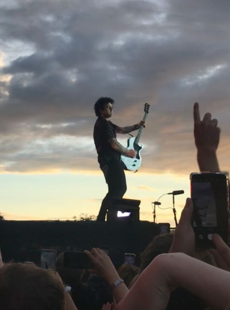 Green Day Concert, Aesthetic Rock, Green Day Billie Joe, Tré Cool, Summer Wishlist, Concert Aesthetic, Billie Joe Armstrong, Rock Guitar, Sunset Aesthetic