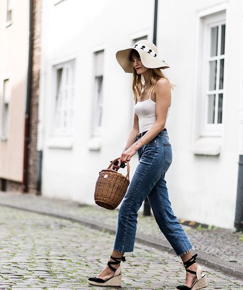 Give me all the square neckline please ! That neckline is so elegant, either on dress or tops I'm in love. Btw, isn't that floppy hat super cute ? Floppy polka dots hat : Asos Square neckline body : Pretty Little Things via Asos Cropped flare jeans : Topshop Wedge espadrilles : Pimkie Straw basket : Hers Wave Tiny cat eye sunglasses : Asos Earrings : vintage http://www.fashionardenter.com/2018/06/floppy-hat-and-square-neckline.html Espadrilles Wedges Outfit Summer, Espadrille Wedges Outfit, Summer Wedges Outfit, Espadrilles Outfits, Espadrilles Outfit, Wedges Outfit, Style Parisienne, Paris Chic, Top Fashion Bloggers