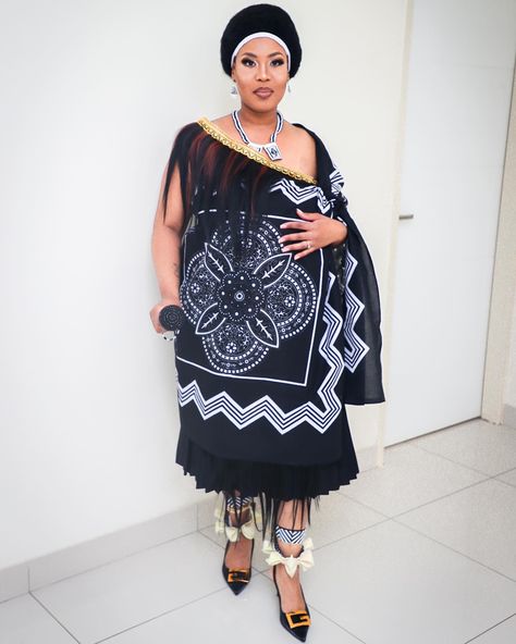 UMEMBESO Swazi Traditional Attire Women, Swati Traditional Attire Women, Swati Traditional Attire, Swazi Traditional Attire, Traditional Wedding Cakes, Traditional Attires, Kaftan Designs, Traditional Outfit, Stylish Work Attire