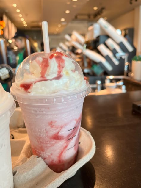 Strawberry Frappuccino, Strawberry Shake, Strawberry Frappe Starbucks, Starbucks Strawberries And Cream Frap, Strawberry Frappe, Strawberry Drinks Aesthetic, Strawberry And Cream Starbucks Drink, Strawberry Crème Frappuccino, Strawberry Shake Aesthetic