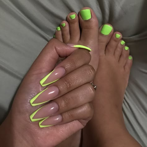 Nail Ideas Lime Green, Green Toes Black Women, Lime Green Pedicure, Neon Green Toes, Lime Green Nails Short, Nail Designs Lime Green, Bright Green Nails Designs, Lime Green Nail Designs, Lime Green Nails Design