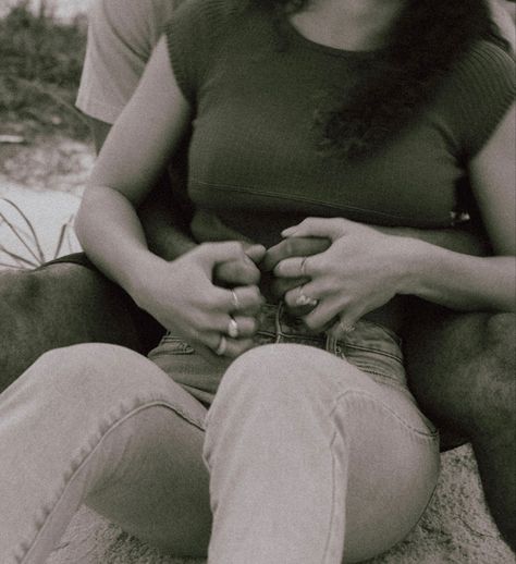 Holding Waist Couple, Walter Boys, Black Man White Girl, People Holding Hands, Girls Holding Hands, Photos Black And White, Black And White Couples, Couple Hands, Couple Picture