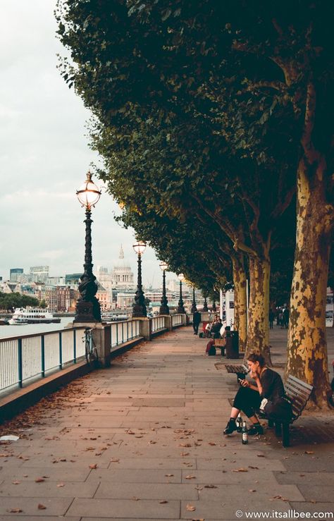 Southbank Walk London - River Thames Walk London River Thames, London Walk Aesthetic, River Thames Aesthetic, Summer In London Aesthetic, London Lifestyle Aesthetic, Beautiful Places In London, Thames River London, London Southbank, Southbank London