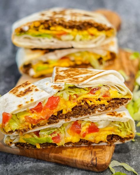 Vegan Crunch Wrap Supreme Recipe, Vegan Crunchwrap Supreme, Vegetarian Junk Food Recipes, Vegetarian Crunch Wrap Supreme, Vegan Crunch Wrap Supreme, Vegan Crunch Wrap, Vegan Taco Bell, Taco Bell Recipe, Crunch Wrap Supreme Recipe