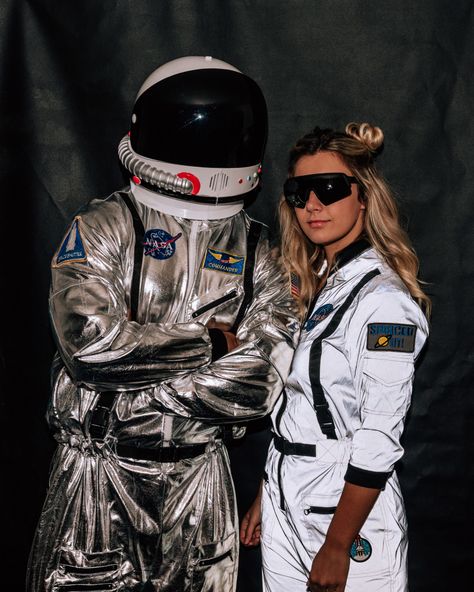 Halloween Astronaut Costume, Astronaut Couple Costume, Astronaut And Alien Costume Couples, Spacesuit Costume, Astronaut Fancy Dress, Diy Astronaut Costume, Astronaut Halloween Costume, Astronaut Halloween, Halloween Couple Costumes