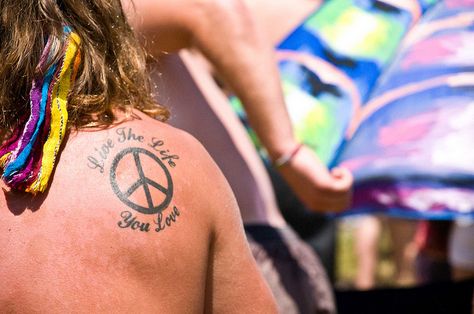 Hippy Tatoos Free Spirit, Edm Music Festivals, Peace Tattoos, Hippie Tattoo, Hippie Aesthetic, Cute Tats, Spiritual Tattoos, Hippie Love, Estilo Hippie