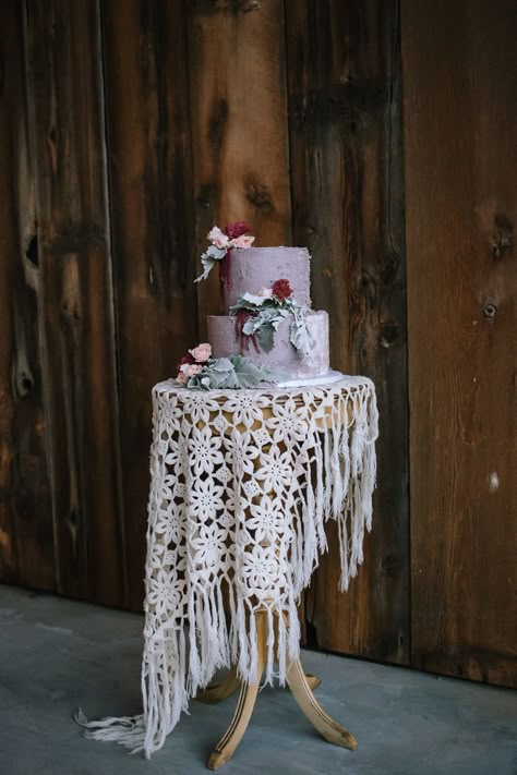 Simple Boho Chic Wedding Decor, Classy Bohemian Wedding, Boho Wedding Reception Outdoor, Boho Wedding Cake Bohemian Style, Boho Wedding Cake Table, Boho Small Wedding, Eclectic Boho Wedding, Boho Vow Renewal, Bohemian Wedding Ideas