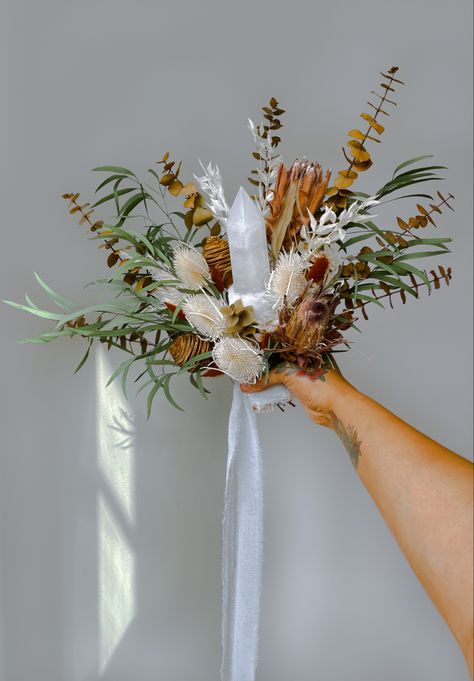 Eucalyptus Willow, Crystal Wedding Decor, Spiral Eucalyptus, Willow Eucalyptus, Rusting Wedding, White Calcite, Crystal Bouquet, Hippie Wedding, Unconventional Wedding