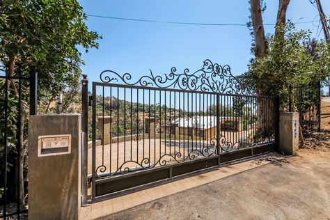 Ariana Grande House, Kylie Jenner House, Jenner House, Entry Gate, Famous Houses, Entry Gates, Hollywood Hills, Los Angeles Homes, Celebrity Houses