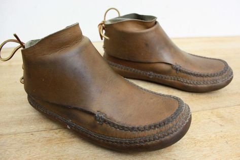 CARL DYERS ORIGINALS Chukka Style Moccasin Boots Thick Leather US Leather Boots Diy, Mens Moccasins Boots, Moccasin Patterns, Funky Footwear, Boots Diy, Hantverk Diy, Moccasin Pattern, Western Americana, Moc Toe Boots