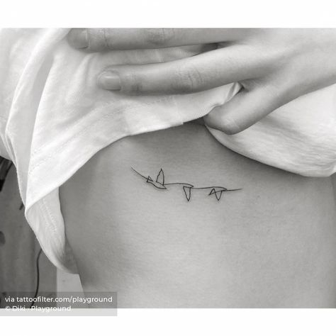 Tatuajes de pájaros de origami | Tattoofilter Origami Bird Tattoo, Minimalist Tattoo Bird, Small Breast Tattoo, Origami Tattoo Ideas, Minimalist Bird Tattoo, Tattoos Under Breast, Aus Tattoo, Under The Breast Tattoo, Tattoo Breast