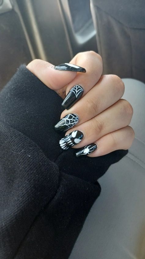 Black and white venom spiderman nail ideas Venom Nails, White Venom, Marvel Nails, Halloween Nail Designs, Halloween Nail, A Goddess, Purple Aesthetic, Body Image, Nail Artist