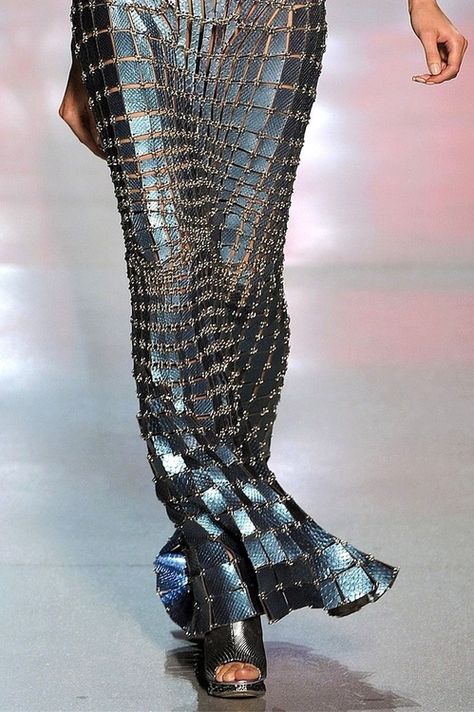 Paco Rabanne Runway, Wire Fashion Runway, Metallic Clothing, Metallic Fashion, Glitter Fashion, Metal Fashion, Paco Rabanne, Futuristic Fashion, Costume Design